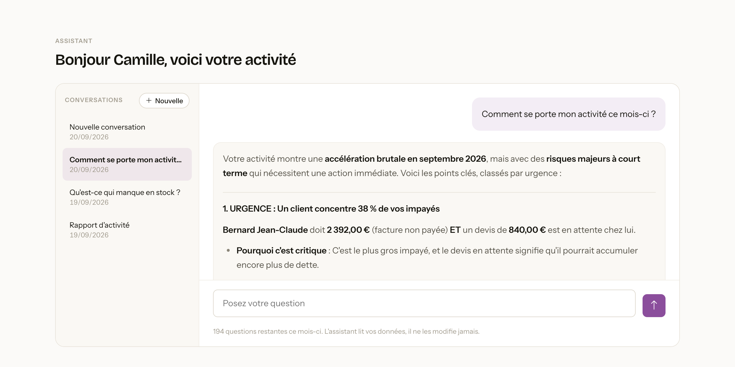 Une conversation avec l'assistant, avec l'historique des échanges à gauche